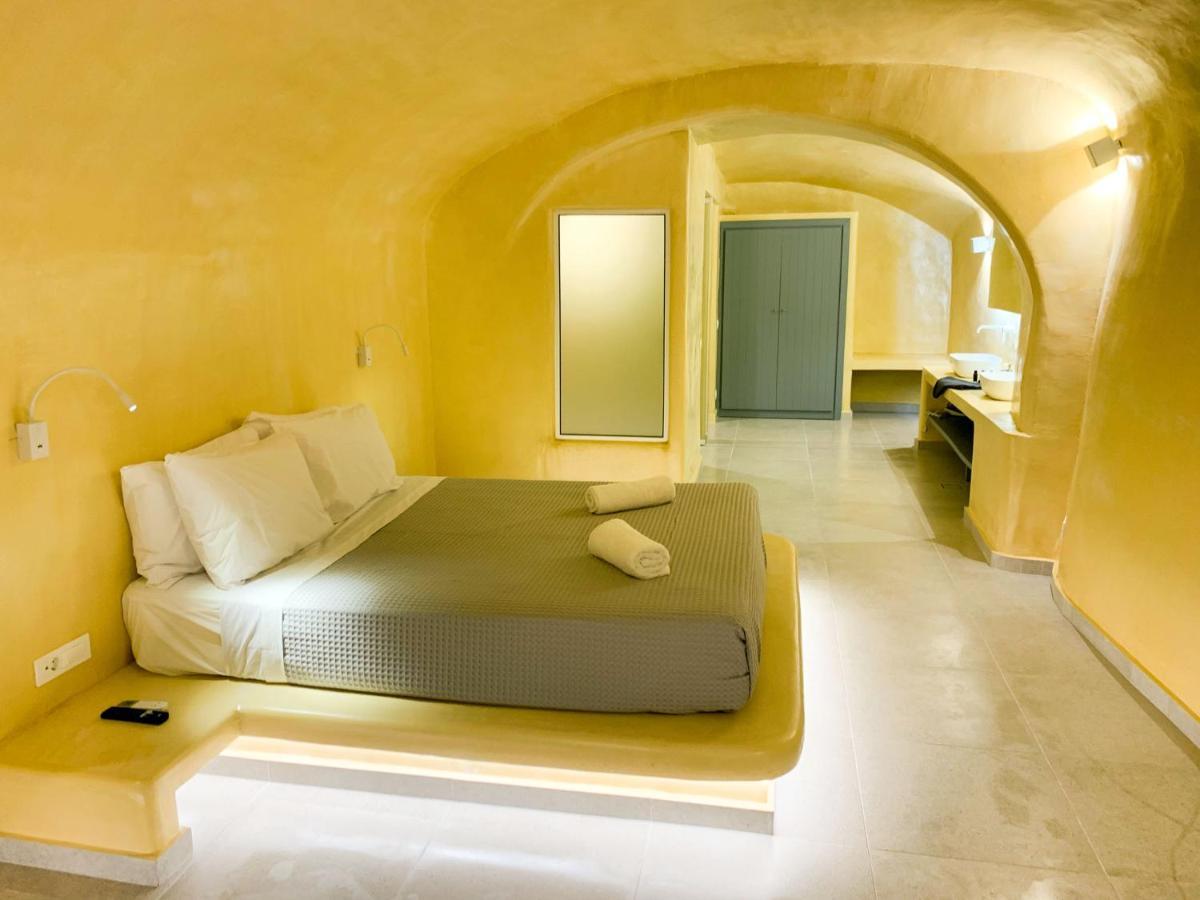 M Residence Santorini Johnnie Cave Fira  Bagian luar foto